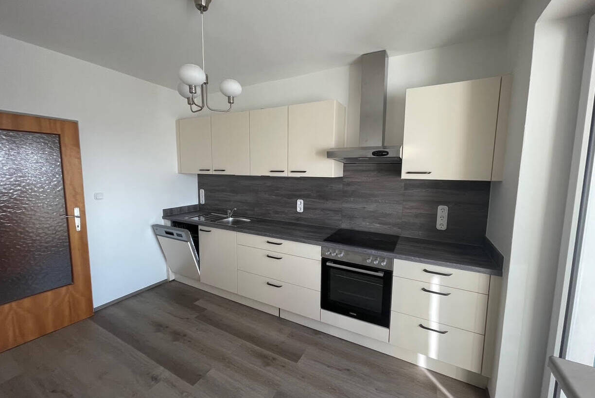 Berliner Ring: Zentrale, helle 3-Zimmerwohnung mit Loggia in LKH-Nähe